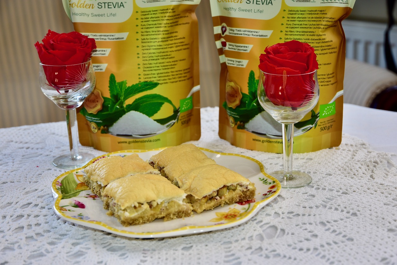 Sugar-free Rhubarb strawberry meringue cake Almond flour from shortcrust pastry