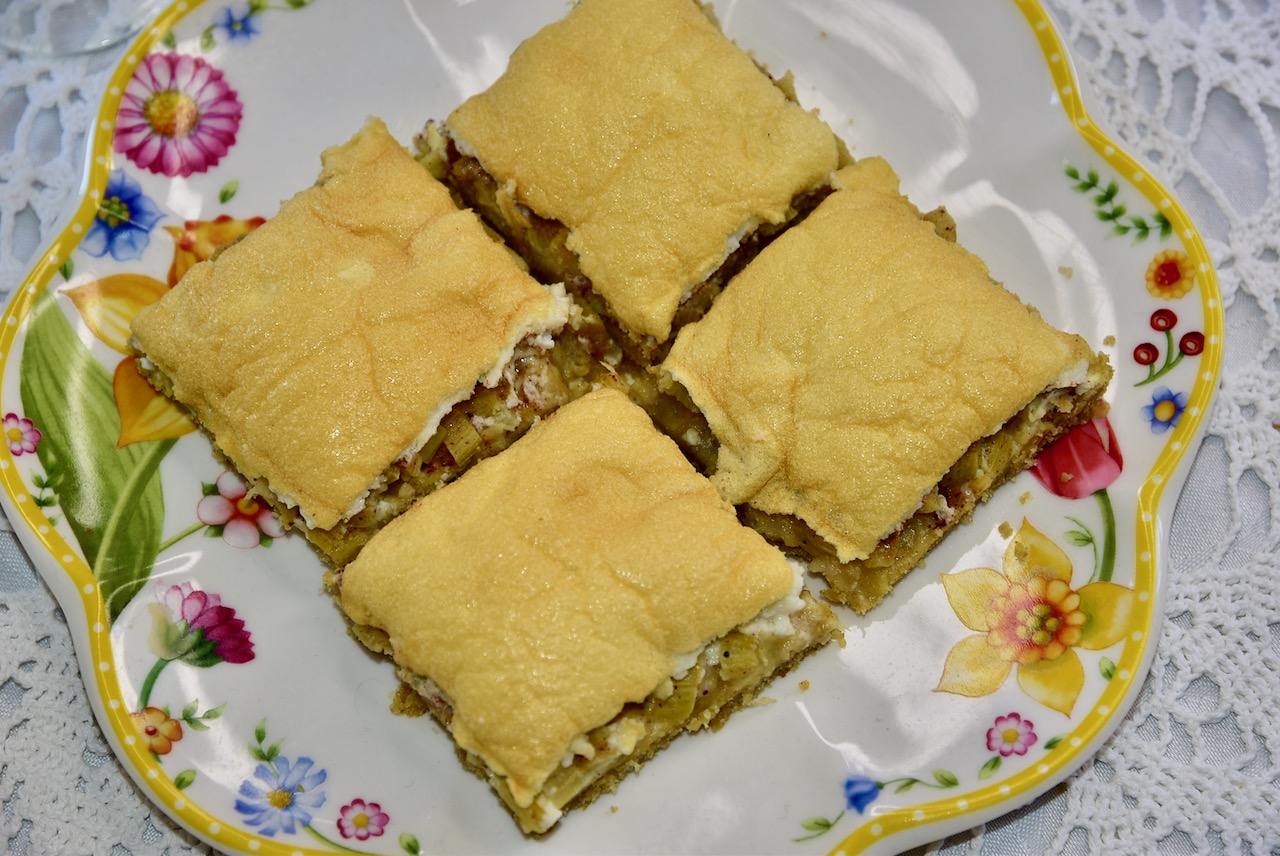 Sugar-free Rhubarb strawberry meringue cake Almond flour from shortcrust pastry