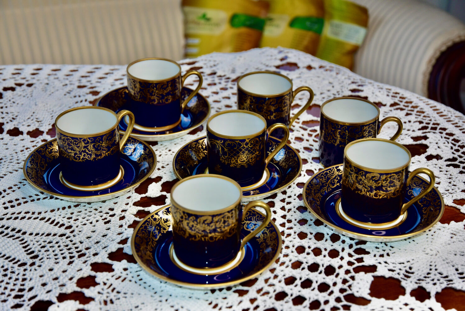 7 Sinist portselanist expresso tassi ja 5 alustassi