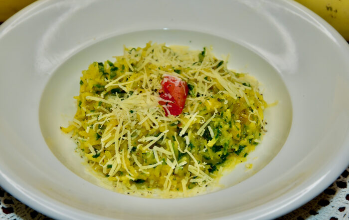 Spagetikõrvitsa Pasta oliiviõli, küüslaugu, peterselli ja parmesaniga