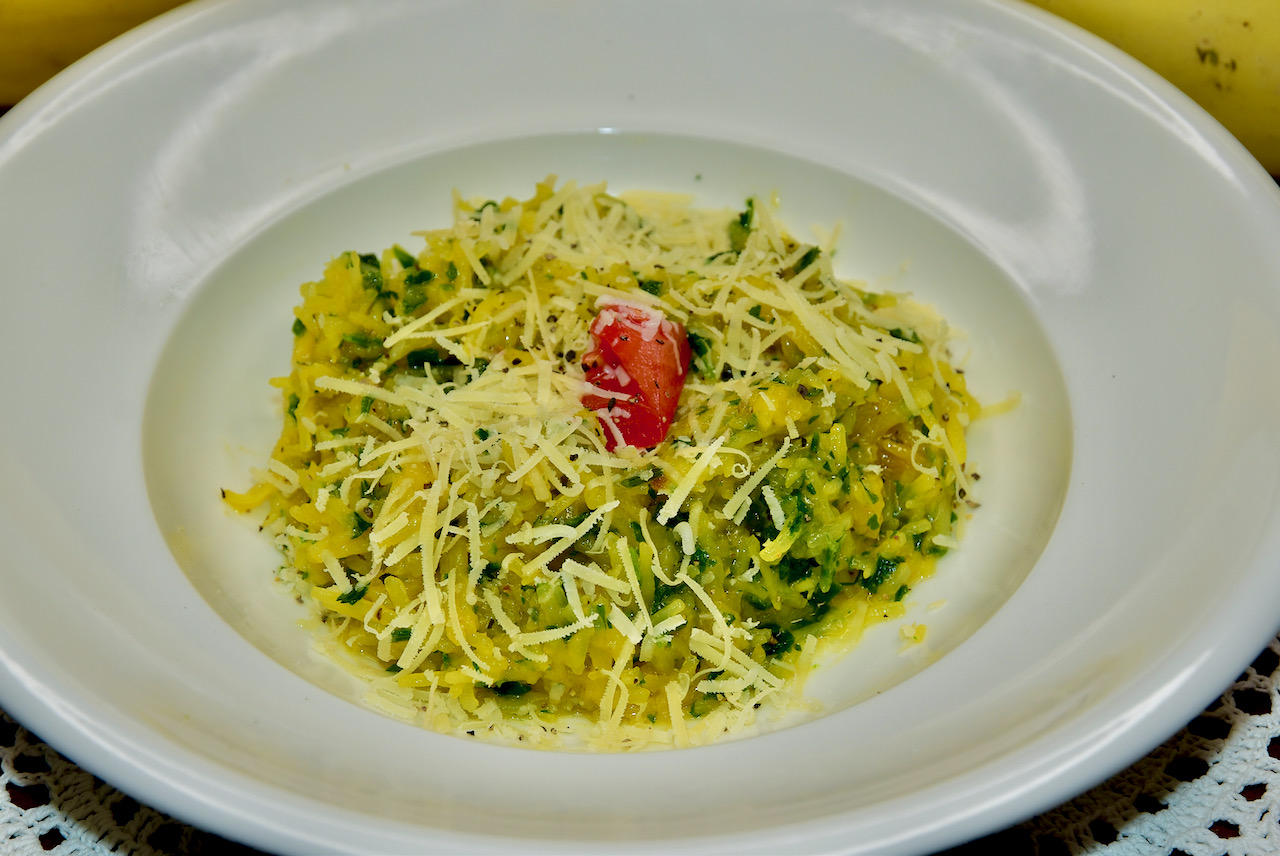 Spagetikõrvitsa Pasta oliiviõli, küüslaugu, peterselli ja parmesaniga